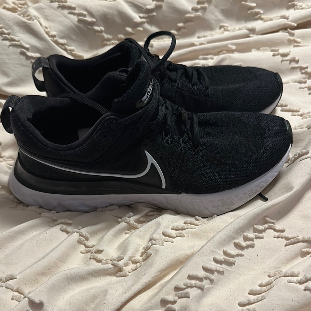 Nike Women's Black and White Athletic Shoes